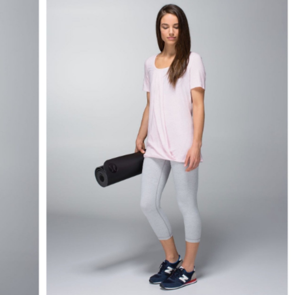 Lululemon Twist Tee Heathered Barely Pink Top - Picture 3 of 7